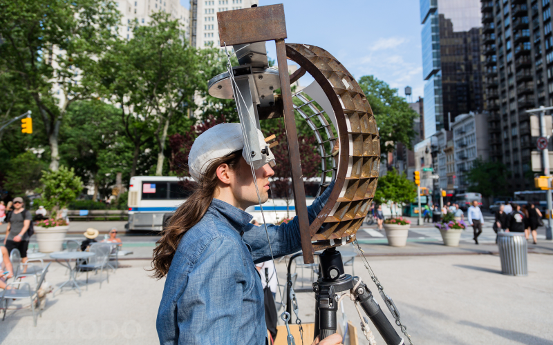 Illustration for article titled This Bizarre Looking Device Lets You Draw How Your Eyes Actually See